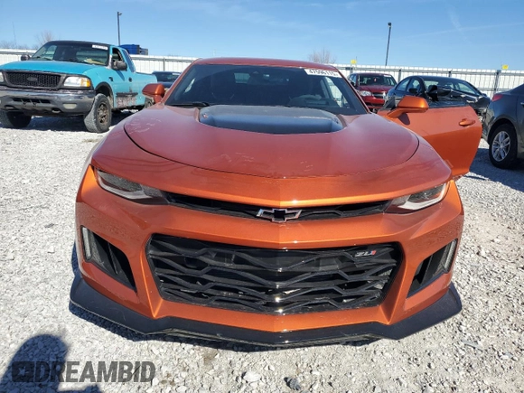 2023 Chevrolet Camaro ZL1 z VIN 1G1FK1R62P0152754, wystawiony jako Copart lot #47596115 z przebiegiem 698 mil mil oraz Szkody całkowita. Historia ofert i sprzedaży dostępna na DreamBid. Obrazek 5.