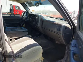 2005 Chevrolet Silverado 1500 Z71 with VIN 2GCEK19B251347481, listed as a IAAI auction lot 41886913 with 236,414 mi miles. Bid and sale history available at carsss.com. Image 5.