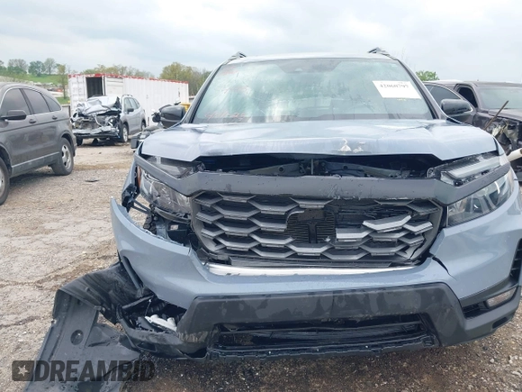 2025 Honda Passport TrailSport z VIN 5FNYF8H69SB012063, wystawiony jako IAAI lot #42060797 z przebiegiem 6078 mil mil oraz . Historia ofert i sprzedaży dostępna na DreamBid. Obrazek 6.