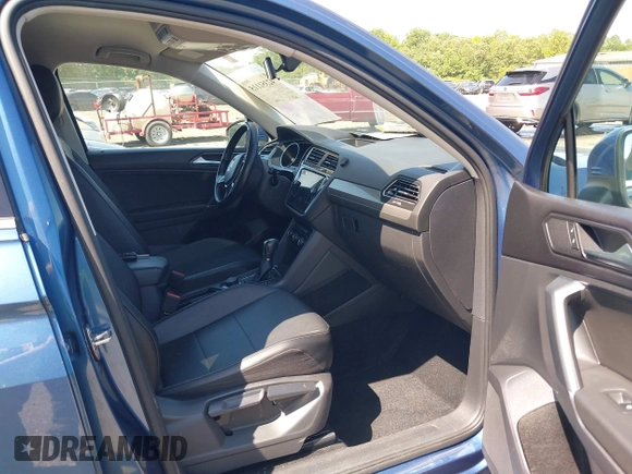 2018 Volkswagen Tiguan SEL with VIN 3VV2B7AX9JM143441, listed as a IAAI auction lot 42351115 with 160,646 mi miles and . Bid and sale history available at DreamBid. Image 5.