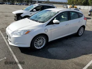 2015 Ford Focus Electric z VIN 1FADP3R41FL281341, wystawiony jako Copart lot #45711345 z przebiegiem 75 904 mil mil oraz Tytuł czysty. Historia ofert i sprzedaży dostępna na DreamBid. Obrazek 1.