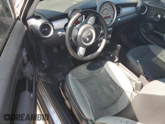 2009 MINI Hardtop z VIN WMWMF33569TU75900, wystawiony jako Copart lot #63092645 z przebiegiem 133 500 mil mil oraz Czysty tytuł • Clean title. Historia ofert i sprzedaży dostępna na DreamBid. Obrazek 8.