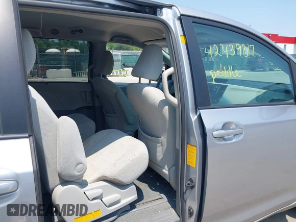 2012 Toyota Sienna LE AAS z VIN 5TDKK3DC0CS210995, wystawiony jako IAAI lot #42439317 z przebiegiem 183 029 mil mil oraz . Historia ofert i sprzedaży dostępna na DreamBid. Obrazek 8.