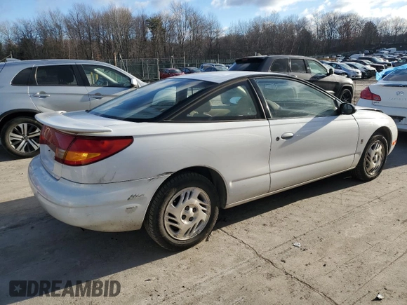 1999 Saturn SC z VIN 1G8ZR1275XZ375833, wystawiony jako Copart lot #87960885 z przebiegiem 97 697 mil mil oraz Szkody całkowita. Historia ofert i sprzedaży dostępna na DreamBid. Obrazek 3.