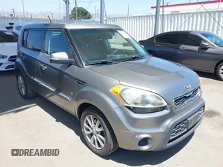 2013 Kia Soul + z VIN KNDJT2A6XD7573804, wystawiony jako IAAI lot #42229120 z przebiegiem 100 186 mil mil oraz . Historia ofert i sprzedaży dostępna na DreamBid. Obrazek 1.