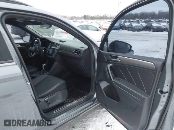 2022 Volkswagen Tiguan SE R-Line Black z VIN 3VVCB7AX9NM024296, wystawiony jako IAAI lot #41592795 z przebiegiem 45 308 mil mil oraz . Historia ofert i sprzedaży dostępna na DreamBid. Obrazek 5.