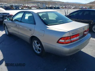 2001 Lexus ES 300 with VIN JT8BF28G215105081, listed as a IAAI auction lot 41318456 with 207,259 mi miles. Bid and sale history available at carsss.com. Image 3.