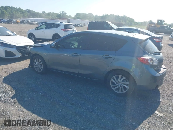 2012 Mazda 3 i Grand Touring z VIN JM1BL1M86C1635552, wystawiony jako IAAI lot #42589476 z przebiegiem 73 731 mil mil oraz . Historia ofert i sprzedaży dostępna na DreamBid. Obrazek 3.