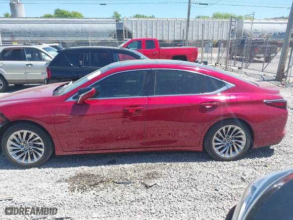 2019 Lexus ES with VIN 58ABZ1B16KU011174, listed as a IAAI auction lot 42032730 with 40,720 mi miles. Bid and sale history available at carsss.com. Image 14.