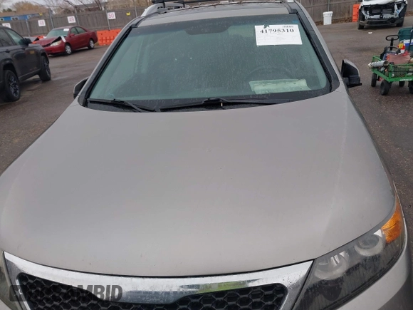 2011 Kia Sorento EX with VIN 5XYKU4A27BG028783, listed as a IAAI auction lot 41795310 with 256,109 mi miles. Bid and sale history available at carsss.com. Image 6.