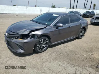 2020 Toyota Camry SE z VIN 4T1G11AK2LU962018, wystawiony jako Copart lot #54340175 z przebiegiem 147 722 mil mil oraz Szkoda całkowita • Salvage title. Historia ofert i sprzedaży dostępna na DreamBid. Obrazek 1.