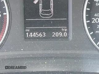 2014 Volkswagen Passat SE z VIN 1VWBN7A3XEC068708, wystawiony jako IAAI lot #42439517 z przebiegiem 144 563 mil mil oraz . Historia ofert i sprzedaży dostępna na DreamBid. Obrazek 16.