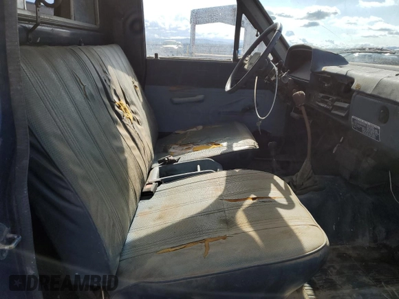 1983 Toyota Pickup z VIN JT4RN48D0D0062446, wystawiony jako Copart lot #59037805 z przebiegiem 157 999 mil mil oraz Czysty tytuł • Clean title. Historia ofert i sprzedaży dostępna na DreamBid. Obrazek 10.