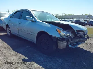 2005 Toyota Camry STD z VIN 4T1BE32K65U994854, wystawiony jako IAAI lot #42137074 z przebiegiem 104 051 mil mil oraz . Historia ofert i sprzedaży dostępna na DreamBid. Obrazek 1.