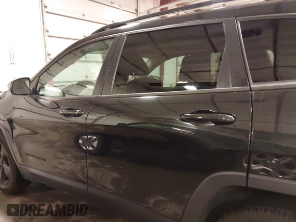 2016 Jeep Cherokee Latitude with VIN 1C4PJMCS9GW162734, listed as a IAAI auction lot 41940086 with 98,101 mi miles and . Bid and sale history available at carsss.com. Image 14.