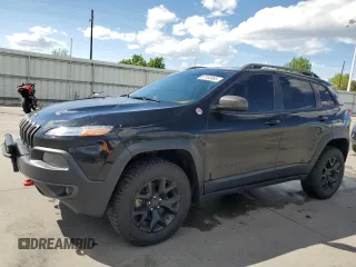 2014 Jeep Cherokee Trailhawk z VIN 1C4PJMBS1EW239692, wystawiony jako Copart lot #57153065 z przebiegiem 111 899 mil mil oraz Szkoda całkowita • Salvage title. Historia ofert i sprzedaży dostępna na DreamBid. Obrazek 1.