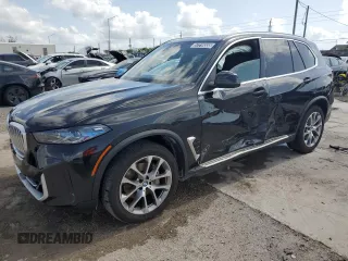2024 BMW X5 xDrive40i z VIN 5UX23EU01R9T44676, wystawiony jako Copart lot #57216555 z przebiegiem Nie podano mil oraz Tytuł czysty. Historia ofert i sprzedaży dostępna na DreamBid. Obrazek 1.