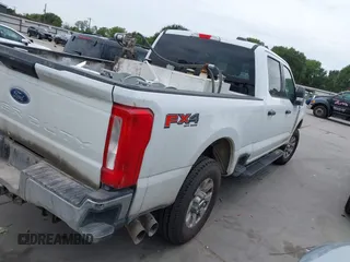 2024 Ford F-250 XL z VIN 1FT7W2BT5REC68882, wystawiony jako IAAI lot #42462526 z przebiegiem 59 686 mil mil oraz . Historia ofert i sprzedaży dostępna na DreamBid. Obrazek 4.