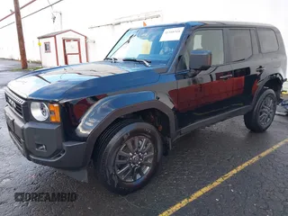 2024 Toyota Land Cruiser z VIN JTEABFAJ7RK015987, wystawiony jako IAAI lot #41168318 z przebiegiem 1662 mil mil oraz . Historia ofert i sprzedaży dostępna na DreamBid. Obrazek 19.