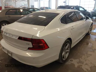 2019 Volvo S90 Momentum with VIN LVY102AK5KP081791, listed as a IAAI auction lot 41632562 with 117,384 mi miles. Bid and sale history available at carsss.com. Image 4.