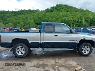 1998 Dodge 1500 z VIN 3B7HF13Y8WG131724, wystawiony jako IAAI lot #42214113 z przebiegiem 223 535 mil mil oraz . Historia ofert i sprzedaży dostępna na DreamBid. Obrazek 13.