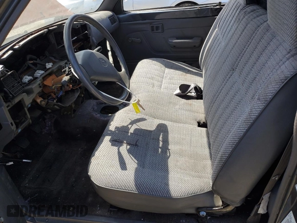 1993 Toyota Pickup z VIN 4TARN81A8PZ090398, wystawiony jako Copart lot #50452745 z przebiegiem Nie podano mil oraz Szkoda całkowita • Salvage title. Historia ofert i sprzedaży dostępna na DreamBid. Obrazek 10.