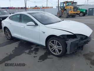 2013 Tesla Model S z VIN 5YJSA1CN8DFP22455, wystawiony jako IAAI lot #42083142 z przebiegiem 177 054 mil mil oraz . Historia ofert i sprzedaży dostępna na DreamBid. Obrazek 1.