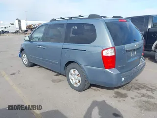 2006 Kia Sedona LX with VIN KNDMB233966090557, listed as a IAAI auction lot 42079046 with 198,851 mi miles. Bid and sale history available at carsss.com. Image 3.