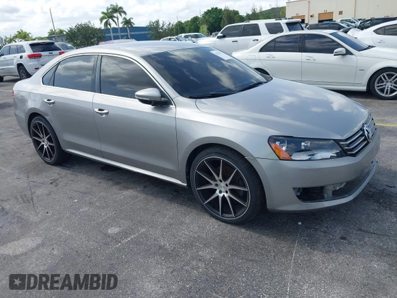 2012 Volkswagen Passat SE z VIN 1VWBH7A3XCC069006, wystawiony jako IAAI lot #42393437 z przebiegiem 157 039 mil mil oraz . Historia ofert i sprzedaży dostępna na DreamBid. Obrazek 1.