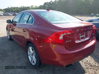 2015 Volvo S60 T5 Drive-E Premier z VIN YV140MFK7F1349445, wystawiony jako IAAI lot #42138682 z przebiegiem 104 111 mil mil oraz . Historia ofert i sprzedaży dostępna na DreamBid. Obrazek 3.