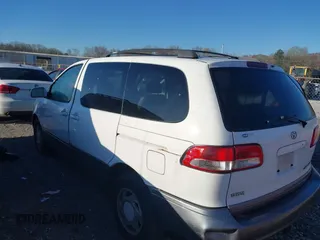 2001 Toyota Sienna LE with VIN 4T3ZF13C21U369974, listed as a IAAI auction lot 41821093 with 208,354 mi miles. Bid and sale history available at carsss.com. Image 3.