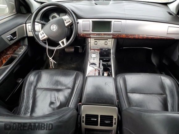 2009 Jaguar XF Premium Luxury z VIN SAJWA06B09HR20338, wystawiony jako Copart lot #52783585 z przebiegiem 82 260 mil mil oraz Szkoda całkowita • Salvage title. Historia ofert i sprzedaży dostępna na DreamBid. Obrazek 8.