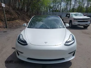 2020 Tesla Model 3 Long Range z VIN 5YJ3E1EB0LF712545, wystawiony jako IAAI lot #42198461 z przebiegiem 22 322 mil mil oraz . Historia ofert i sprzedaży dostępna na DreamBid. Obrazek 12.