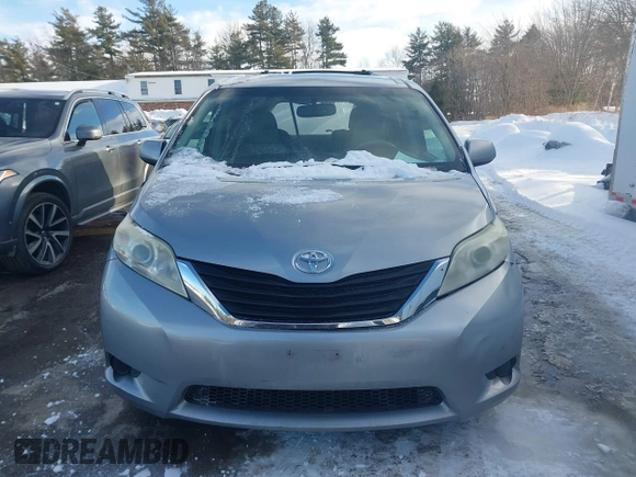 2012 Toyota Sienna LE AAS z VIN 5TDKK3DC2CS245540, wystawiony jako IAAI lot #41622653 z przebiegiem 226 969 mil mil oraz . Historia ofert i sprzedaży dostępna na DreamBid. Obrazek 12.