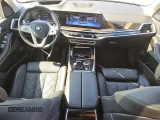 2024 BMW X7 xDrive40i z VIN 5UX23EM07R9V08996, wystawiony jako Copart lot #56997025 z przebiegiem 27 719 mil mil oraz Tytuł czysty. Historia ofert i sprzedaży dostępna na DreamBid. Obrazek 8.