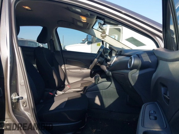 2024 Nissan Versa S z VIN 3N1CN8DV2RL910111, wystawiony jako IAAI lot #42028037 z przebiegiem 12 848 mil mil oraz . Historia ofert i sprzedaży dostępna na DreamBid. Obrazek 5.