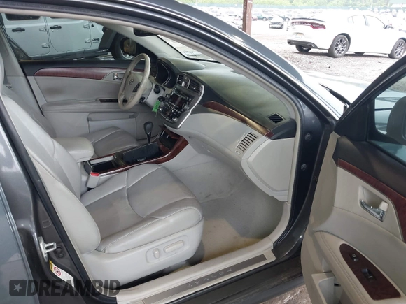 2012 Toyota Avalon z VIN 4T1BK3DB5CU457105, wystawiony jako IAAI lot #42375828 z przebiegiem 121 961 mil mil oraz . Historia ofert i sprzedaży dostępna na DreamBid. Obrazek 5.