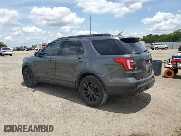 2018 Ford Explorer XLT z VIN 1FM5K7D89JGB42134, wystawiony jako Copart lot #58196355 z przebiegiem 92 873 mil mil oraz Szkoda całkowita • Salvage title. Historia ofert i sprzedaży dostępna na DreamBid. Obrazek 2.