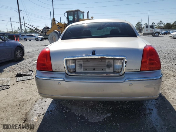 2004 Lincoln Town Car Signature with VIN 1LNHM81W04Y651382, listed as a Copart auction lot 52970425 with 117,849 mi miles and Salvage Title. Bid and sale history available at carsss.com. Image 6.