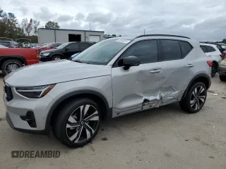 2023 Volvo XC40 Ultimate Dark Theme z VIN YV4L12UX2P2098537, wystawiony jako Copart lot #82546974 z przebiegiem 5477 mil mil oraz Szkody całkowita. Historia ofert i sprzedaży dostępna na DreamBid. Obrazek 1.