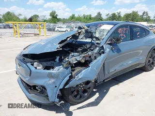 2023 Ford Mustang Mach-E Premium z VIN 3FMTK3SU1PMA84387, wystawiony jako IAAI lot #41913897 z przebiegiem 4180 mil mil oraz . Historia ofert i sprzedaży dostępna na DreamBid. Obrazek 6.