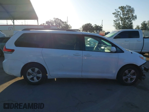 2014 Toyota Sienna LE AAS z VIN 5TDKK3DC9ES460142, wystawiony jako IAAI lot #42140187 z przebiegiem 150 616 mil mil oraz . Historia ofert i sprzedaży dostępna na DreamBid. Obrazek 14.
