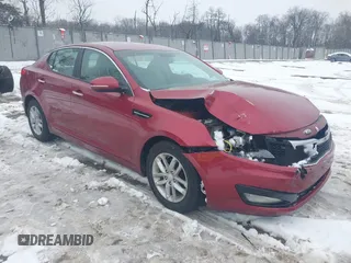 2013 Kia Optima LX z VIN 5XXGM4A73DG189768, wystawiony jako IAAI lot #41564094 z przebiegiem 156 253 mil mil oraz . Historia ofert i sprzedaży dostępna na DreamBid. Obrazek 1.