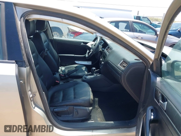 2014 Volkswagen Jetta SE with VIN 3VWD17AJ2EM314622, listed as a IAAI auction lot 42358394 with 105,654 mi miles and . Bid and sale history available at DreamBid. Image 5.