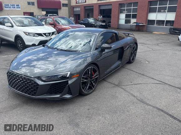 2021 Audi R8 z VIN WUAKBAFX7M7900472, wystawiony jako Copart lot #58422395 z przebiegiem 6493 mil mil oraz Szkody całkowita. Historia ofert i sprzedaży dostępna na DreamBid. Obrazek 2.