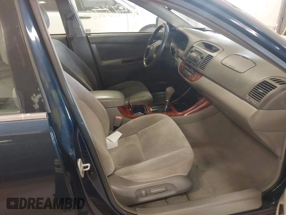 2002 Toyota Camry LE z VIN 4T1BE32K82U626817, wystawiony jako IAAI lot #42157820 z przebiegiem 200 810 mil mil oraz . Historia ofert i sprzedaży dostępna na DreamBid. Obrazek 5.