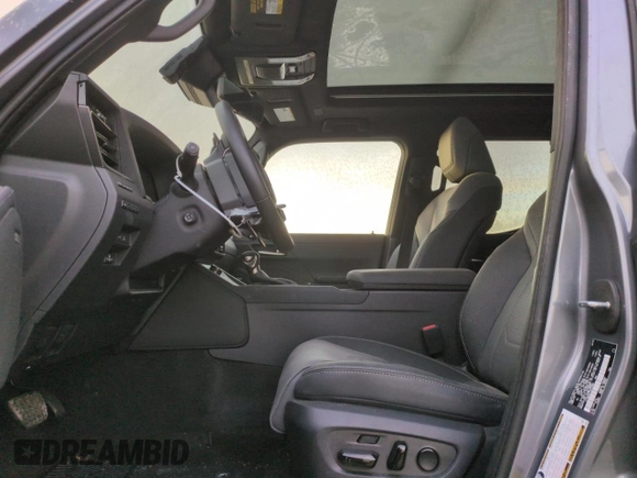 2024 Lexus GX 550 Luxury z VIN JTJVBCDX7R5015696, wystawiony jako Copart lot #84212664 z przebiegiem 2 229 mil mil oraz Szkoda całkowita • Salvage title. Historia ofert i sprzedaży dostępna na DreamBid. Obrazek 7.