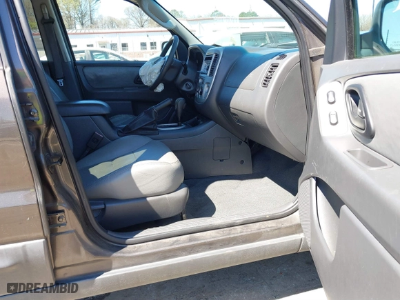 2006 Ford Escape XLT with VIN 1FMCU03116KB57387, listed as a IAAI auction lot 41813041 with 180,417 mi miles. Bid and sale history available at carsss.com. Image 5.