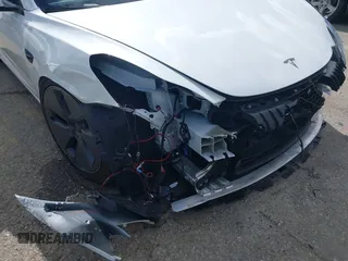 2023 Tesla Model 3 z VIN 5YJ3E1EA6PF488405, wystawiony jako IAAI lot #41570896 z przebiegiem 26 631 mil mil oraz . Historia ofert i sprzedaży dostępna na DreamBid. Obrazek 6.