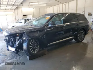 2023 Lincoln Aviator Reserve z VIN 5LM5J7WC3PGL02325, wystawiony jako Copart lot #49272175 z przebiegiem 24 661 mil mil oraz Szkoda całkowita • Salvage title. Historia ofert i sprzedaży dostępna na DreamBid. Obrazek 1.